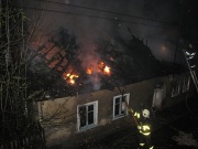 Hasiči zasahují u požáru rodinného domku ve Vítově (Foto: www.hzsmsk.cz)
