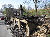 Toto zbylo po požáru rodinného domu romské rodiny ve Vítkově (Foto: www.hzsmsk.cz)