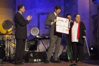 Velvyslanci předávají Daniele Cincibusové cenu v kategorii Osobnost (Foto: Michaela Čejková)