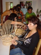 Při kurzech v obchodě Buťi se účastníci naučí plést například výrobky z pedigu (Foto: Eva Haunerová)