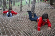 Děti si vyzkoušely například obří trampolínu, skákací síť nebo překážky na vysokých lanech (Foto: Eva Haunerová)