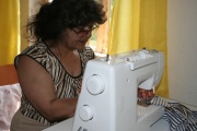 Božena Berkyová je jedna z žen pracujících v textilní dílně (Foto: Eva Haunerová)