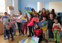 Výtvarný workshop - děti malovaly vlajky různých národů žijících v Teplicích (Foto: Salesiánské středisko Štěpána Trochty)