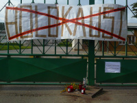 Transparent na vjezdové bráně vepřína (Foto: Magdalena Trusinová)