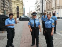 Romské asistentky prevence kriminality. Vlevo Monika Kotlárová, vpravo Renata Tišerová, uprostřed za Městskou policii v Plzni Andrea Vlčková  (Foto: Monika Zettlová)