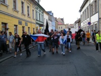 Organizátor Jindřich Svoboda (uprostřed s megafonem) dával pokyny, aby dav nesešel z trasy (Foto: Gabriela Hauptvogelová)
