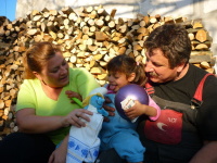 Malá Mária s dobrovolníky Oldřichem Dvořákem a Eminou Budurinovou u nového domku (Foto: Tomáš Jelen)