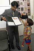K. Vishwanathan ukazuje svému synovi Nathanovi ocenění Prix Irene (Foto: ČTK)