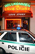 Policejní auto před nočním klubem v Dubí na Teplicku v průběhu speciální akce, která byla v noci na 11. října zaměřena na obchod se ženami, foto: ČTK