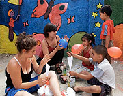 Les musiciens français avec les enfants du centre de vacances de la communauté rom, photo: CTK