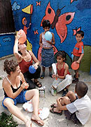  Les musiciens français avec les enfants du centre de vacances de la communauté rom, photo: CTK