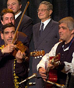 George Soros (uprostřed) během zahajovacího ceremoniálu Dekády Romů (Foto: ČTK)