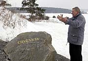 Stein mit der knappen Aufschrift 'Obetem' - 'den Opfern' (Foto: CTK)