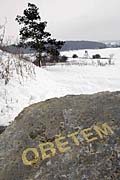 Stein mit der knappen Aufschrift 'Obetem' - 'den Opfern' (Foto: CTK)
