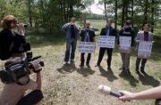 Mitglieder der rechtsradikalen ´Nationalpartei´ störten die Andacht in Lety (Foto: CTK)