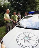 Le garde Martin Novotný et son collègue est contrôlé par la police, photo: CTK