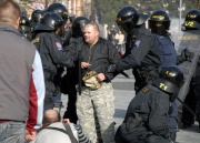 Policejní těžkooděnci zasahují proti jednomu z pravicových radikálů, kteří 18. října v Litvínově na Mostecku protestovali proti chování místních Romů (Foto: ČTK)