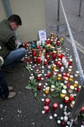Lidé ve městě Veszprem zapalují svíčky na místě vraždy (Foto: ČTK/AP)