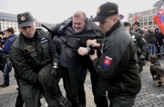 Slovenská policie rozehnala demonstraci několika stovek lidí, kteří se 14. března v Bratislavě sešli u příležitosti 70. výročí vzniku válečného slovenského státu. Policisté zadrželi Mariana Kotlebu (Foto: ČTK)