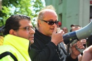 Michael Kocáb hovoří ke shromážděným Romům na sídlišti v Krupce na Teplicku, kam se 25. dubna odpoledne sjedou příznivci extremistické Dělnické strany (DS). Vlevo je romský aktivista Radek Grundza (Foto: ČTK)