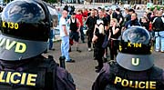 Policisté zadrželi 14. června v Mostě 14 účastníků pochodu pravicových radikálů protestujících proti nedávnému policejnímu zásahu proti extremistům (Foto: ČTK)