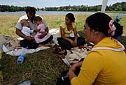 Rumunští Romové u rybníka v Dolních Počernicích, foto: ČTK