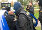 Policisté odvážejí muže zadrženého v Českých Budějovicích (Foto: ČTK)