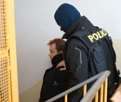 Policisté odvážejí muže zadrženého v Českých Budějovicích (Foto: ČTK)