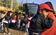 Romské ženy a děti opouštějí obec Gyöngyöspata (Foto: ČTK / AP / Bela Szandelszky)