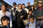 Romové čekají na evakuaci z obce Gyöngyöspata (Foto: ČTK/AP/Bela Szandelszky)