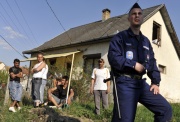 Maďarský policista hlídkuje v romské čtvrti v obci Gyöngyöspata (Foto: ČTK/AP/Bela Szandelszky)