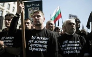 Členové bulharské nacionalistické strany Ataka (Útok) během protestů v Sofii. Na tričku mají nápis Nechci žít v cikánské zemi (Foto: ČTK/AP)