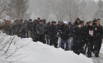 Asi 200 lidí se 7. ledna v Tanvaldu zúčastnilo pohřbu dvaadvacetiletého romského mladíka, který byl před týdnem zastřelen (Foto: ČTK)