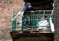 Zástupci stavebního úřadu kontrolují stav domů v ghettu Přednádraží (Foto: ČTK)