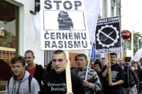 Asi 70 lidí pochodovalo 6. října odpoledne v Ústí nad Labem kolem ubytoven obývaných převážně Romy (Foto: ČTK)