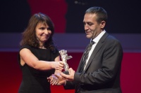 Nazif Mujić získal na festivalu Berlinale Stříbrného medvěda, kterého mu předala ředitelka Susanne Bierová (Foto: Gero Breloer, ČTK/AP)