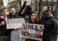 Pařížští studenti protestují proti vyhoštění patnáctileté kosovské Romky Leonardy Dibraniové z Francie (Foto: Francois Mori, ČTK/AP)