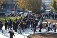Přes 300 účastníků protiromské demonstrace se vydalo 19. října v Ostravě do čtvrti Přívoz obývané Romy. Cestu jim přehradila policejní zásahová jednotka. Na snímku je průvod v Komenského sadech (Foto: ČTK)