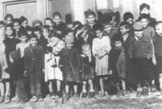 Romské děti v táboře v Letech