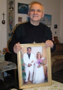 Páter František Lízna ukazuje svatební fotografii rodičů svého romského svěřence Patrika