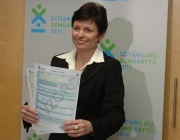 Předsedkyně Českého statistického úřadu Iva Ritschelová ukazuje vzory sčítacích listů (Foto: Jana Šustová)