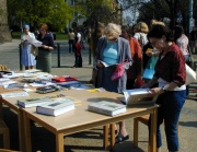 Lidé si mohli prohlédnout knihy o holocaustu (Foto: Jana Šustová)