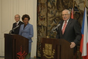 Jean-Daniel Lafond, Michaëlle Jean a Václav Klaus na tiskové konferenci  (Foto: Jana Šustová)