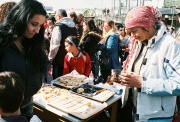 Ochutnávka romských sladkostí na Černém Mostě (Foto: Petr Axmann)