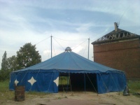 Cirkusový stan v ostravském ghettu Přednádraží (Foto: Andrea Čánová)