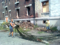 Ghetto Přednádraží. Lidé uklízejí nepořádek ze zaplaveného sklepa. (Foto: Andrea Čánová)