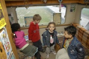 Děti na návštěvě v karavanu (Foto: Jana Šustová)