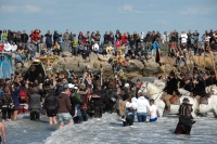 Procesí se svatou Sárou vstoupilo do moře (Foto: Jana Šustová)
