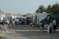 Romské karavany v poutním městečku Saintes-Maries-de-la-Mer