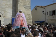 Procesí se sv. Sárou vychází z kostela (Foto: Jana Šustová)